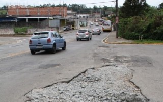 Buracos são desafio para os motoristas