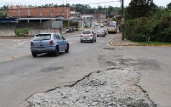 Buracos são desafio para os motoristas