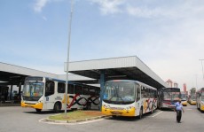 Categorias paralisam serviços em protesto