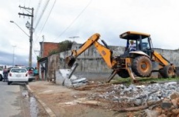 Prefeitura acaba com ocupação irregular em área na Vila Cecília