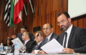 Reajuste salarial de servidores vai a votação hoje na Câmara