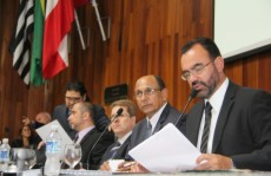 Reajuste salarial de servidores vai a votação hoje na Câmara
