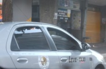 Taxistas deverão renovar permissões na prefeitura