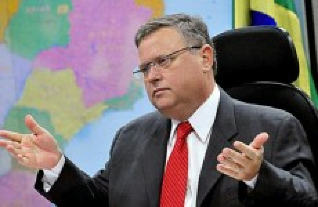Ministro avalia medidas para defender a carne brasileira