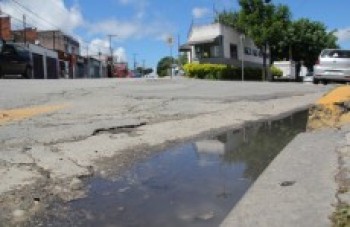 Vazamento de esgoto gera reclamações na rua Thuller