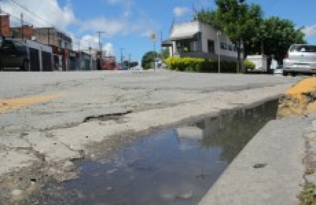 Vazamento de esgoto gera reclamações na rua Thuller
