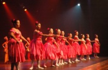 Alunos do Centro de Dança se apresentam no Teatro de Poá