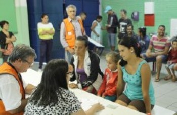 Prefeitura distribui mantimentos para vítimas de enchente: