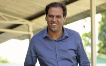 Gian Lopes entrega uniformes em mais quatro escolas: