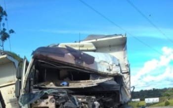 Caminhões batem na rodovia Ayrton Senna