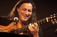 Show de Renato Braz encerra o Festival da Canção no Vasques