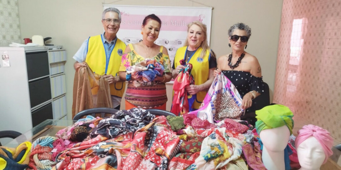 Secretaria recebe doação de lenços para mulheres em tratamento