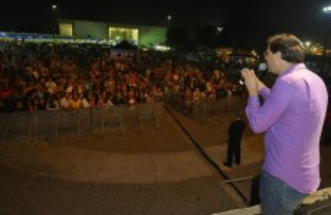 Apresentações e desfile cívico lotam Praça de Eventos de Poá