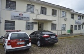 Mulher é baleada durante assalto