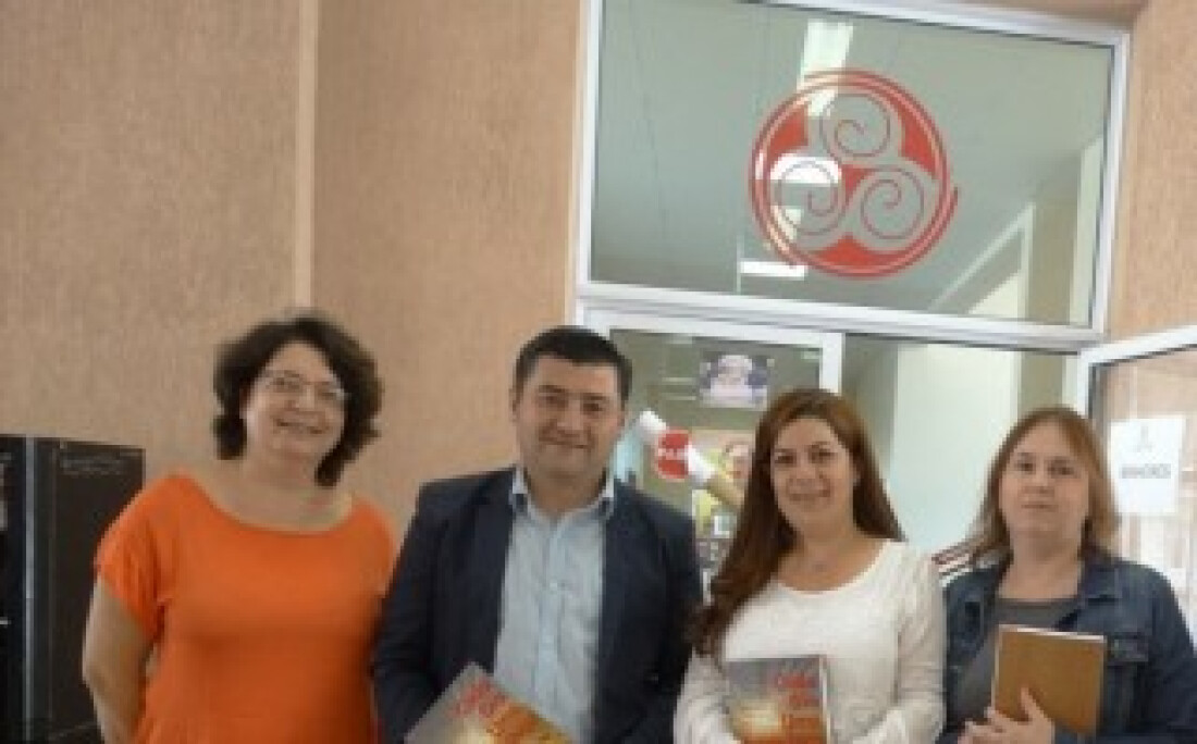 Piaget entrega bolsas de estudos