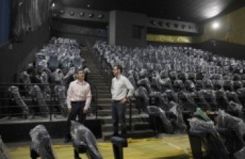 Mamoru visita prédio do Itaquá Garden Shopping