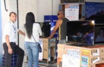 Último dia do sinal analógico tem procura por conversores