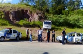 Caminhão que despejava material irregular é apreendido: