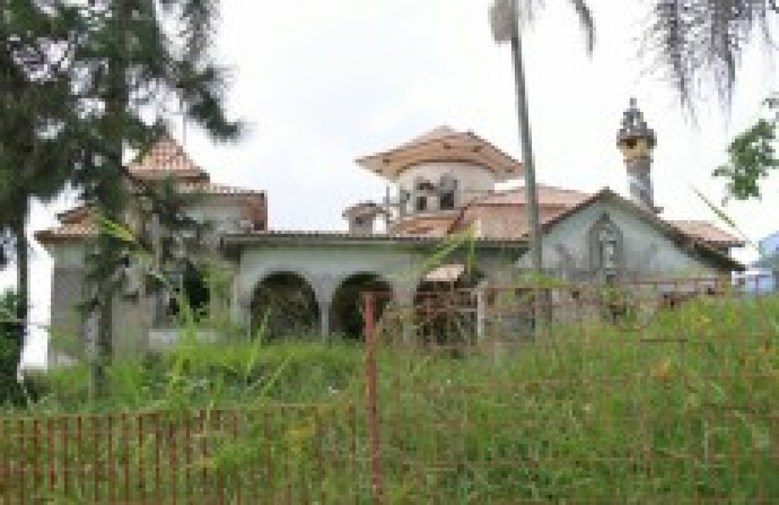 Castelo de Ferraz está largado e causa transtornos a moradores
