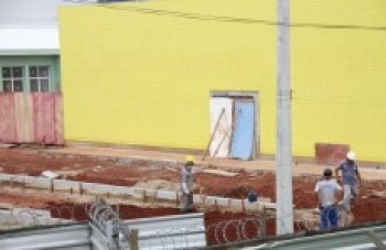 Córrego e falta de rede de esgoto imperram entrega de câmpus