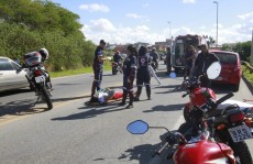 Acidente entre carro e moto deixa 2 feridos: