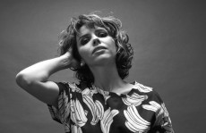 Carol Naine leva as suas canções criativas e críticas ao Sesi Mogi