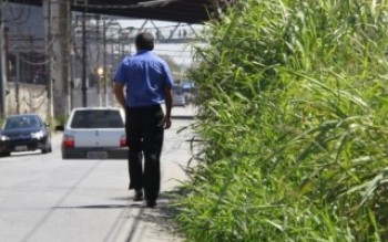 Mato alto fecha calçada na Jorge Bey Maluf: