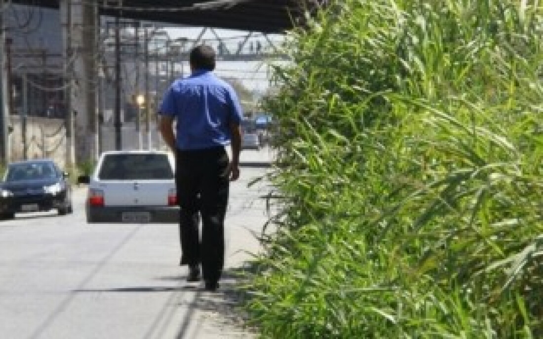 Mato alto fecha calçada na Jorge Bey Maluf: