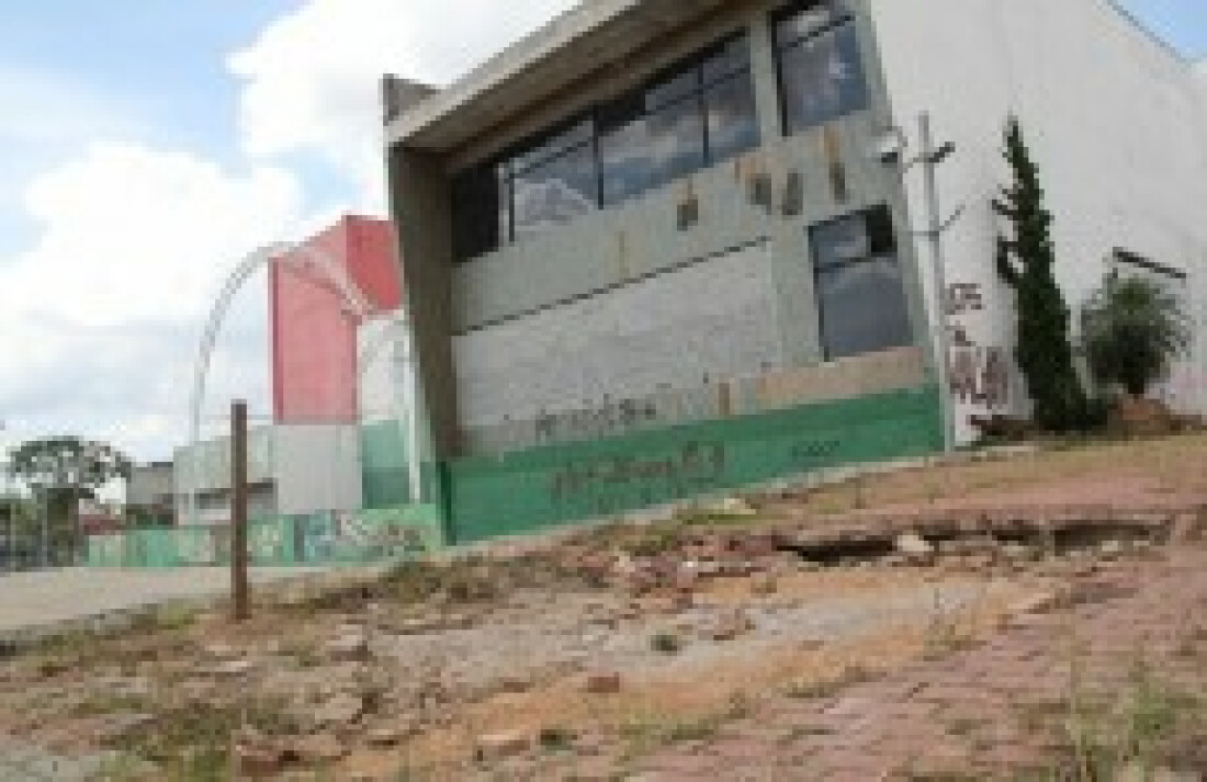 População cobra solução para prédio abandonado em praça