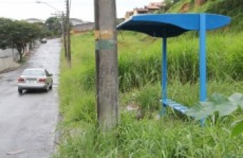 Buracos e mato alto prejudicam moradores do bairro Vila Jundiaí