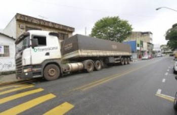 Entrada e saída de caminhões causam transtorno em Suzano