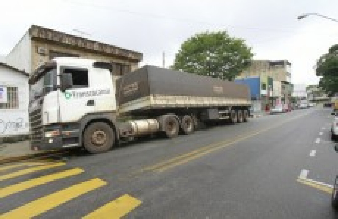 Entrada e saída de caminhões causam transtorno em Suzano