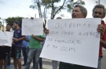 manifestantes protestam em frente à prefeitura de Itaquá:
