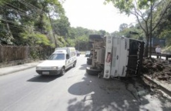 Caminhão tomba na Perimetral: