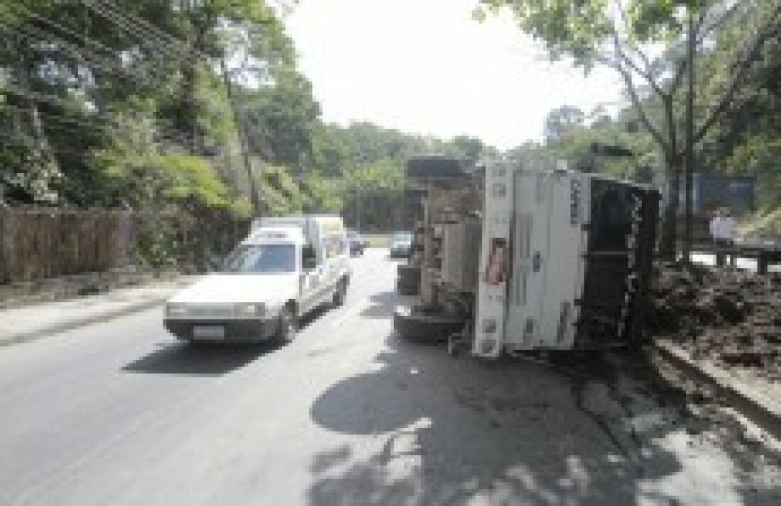 Caminhão tomba na Perimetral: