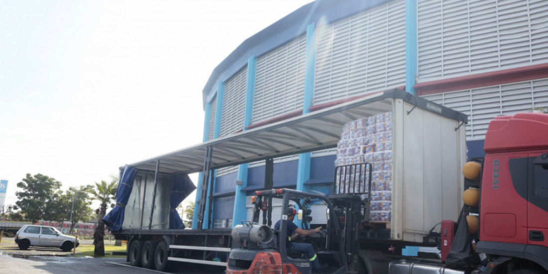 Suzano envia três toneladas de alimentos para o litoral