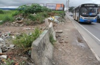 Terreno público na SP-66 está abandonado e cheio de lixo