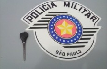 Homem é flagrado furtando carro