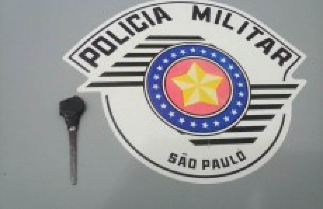Homem é flagrado furtando carro