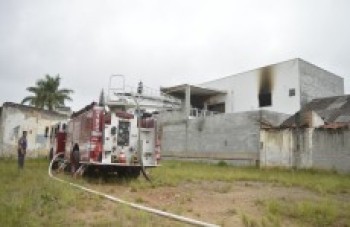 Botijão de gás explode e destrói clube de poker