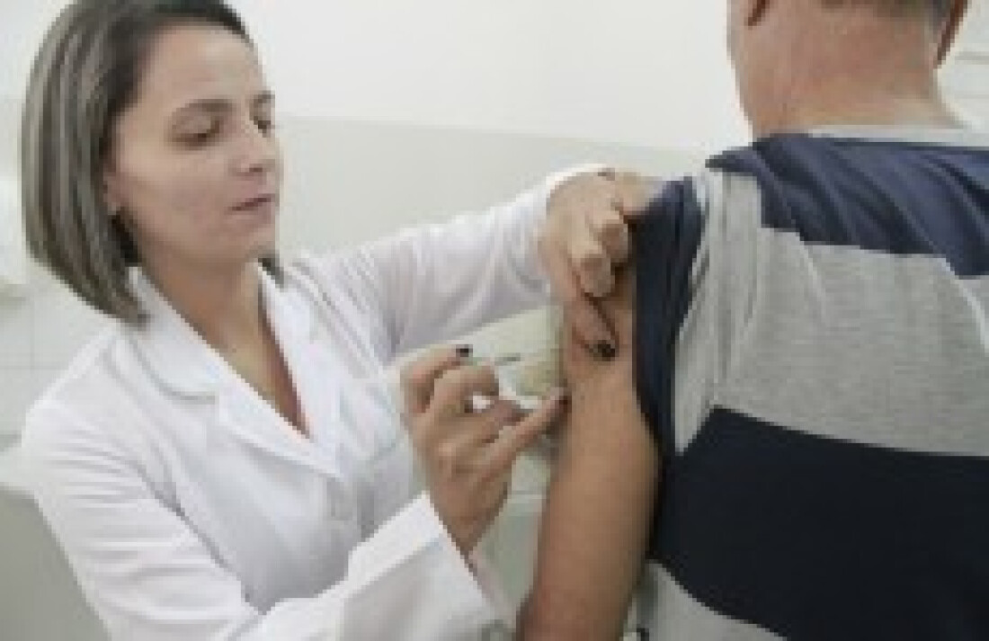 Vacinação tem início sem fila nos postos de saúde da região
