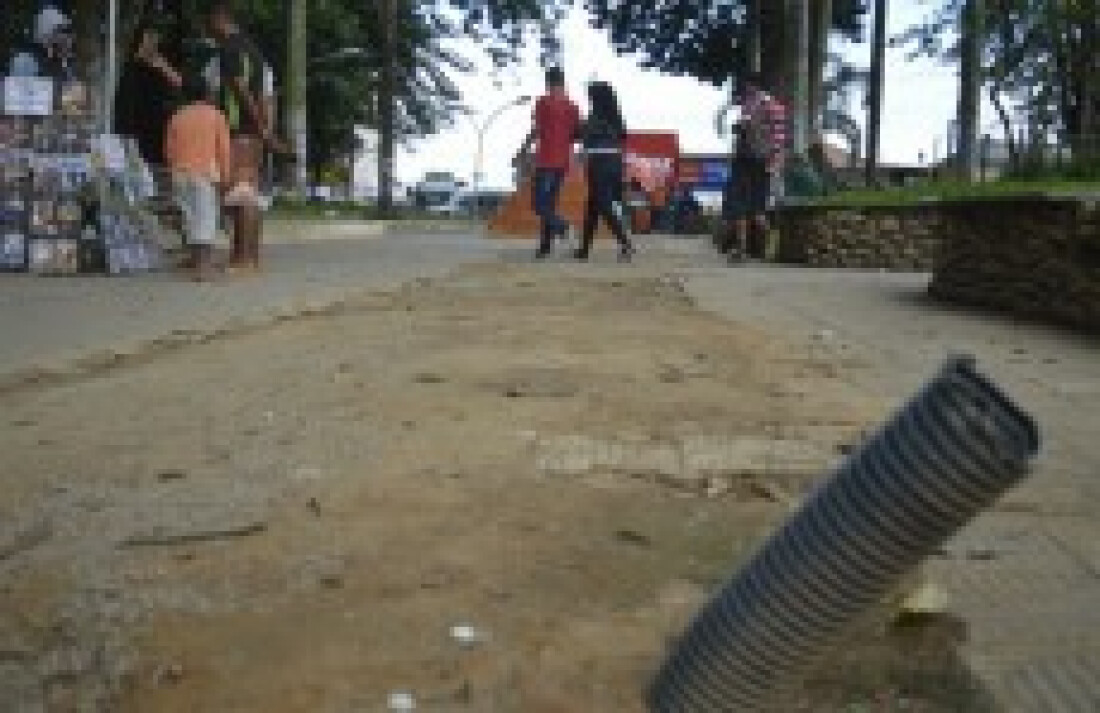 Revitalização da praça está parada