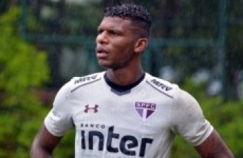 Zagueiro Arboleda é multado após ser flagrado em baile funk sem máscara