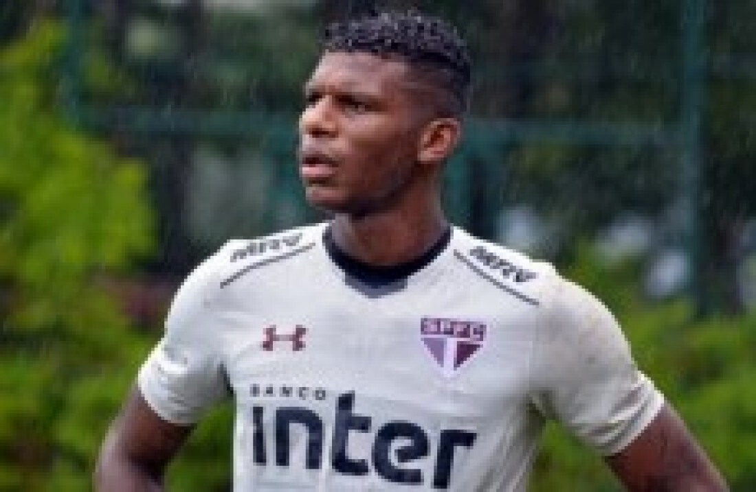 Zagueiro Arboleda é multado após ser flagrado em baile funk sem máscara