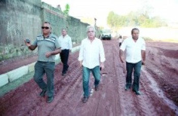 Rua do bairro é asfaltada