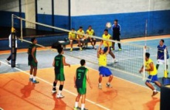 Ferraz estreia com vitória no vôlei