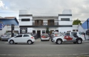 Motociclista morre ao bater em cavalo