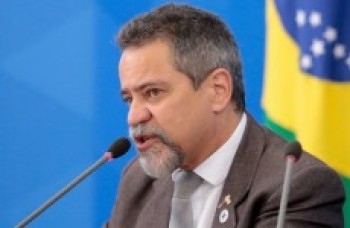 Secretário refuta compra de vacina