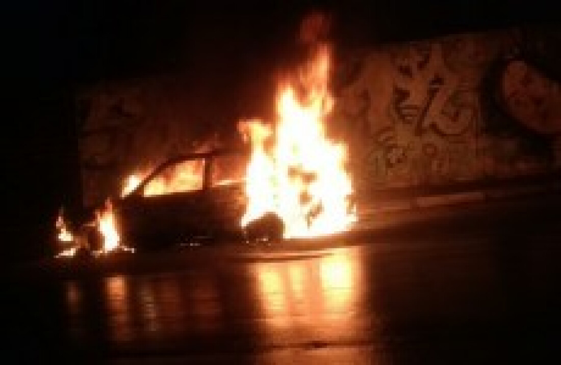 Carro pega fogo em Suzano