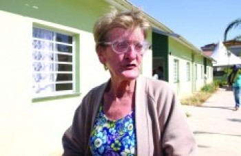 Emocionados, idosos recebem as chaves